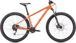 Specialized Rockhopper Sport 29 (2022) -Trek-myymälä 2022 Specialized Rockhopper Sport 29 Gloss Blaze Ice Papaya scaled 1