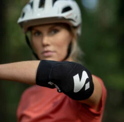 Sweet Protection Elbow Guards Kyynärsuojat -Trek-myymälä 835013 Elbow Guards BLACK MODEL 2 Sweetprotection