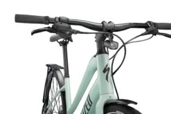 Specialized Vado SL 4.0 Step-Through EQ 27 Specialized Vado SL 4.0 Step-Through EQ -Trek-myymälä 93921 52 VADO SL 40 ST EQ WHTSGE BLKREFL D3 HT